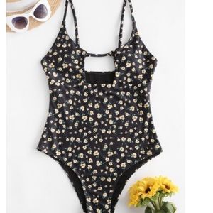 ZAFUL Daisy Cut Out One Piece